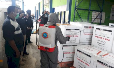 36.040-Vial-Coronavac-Tiba-Siang-ini-di-Kupang,-Personel-Polda-NTT-Kawal-Ketat