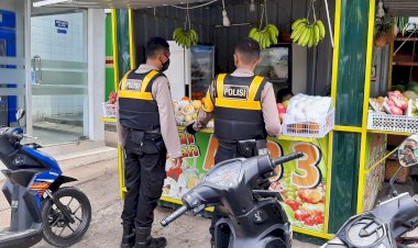 Giatkan-Patroli,-Personel-Turjawali-Ditsamapta-Polda-NTT-Ingatkan-Para-Pedagang-Kaki-Lima-di-Kota-Kupang-Terapkan-Prokes