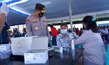 Usai-Zoom-Meeting-dengan-Kapolri,-Kapolda-NTT-Pantau-Langsung-Vaksinasi-Serentak-di-Kabupaten-Ngada