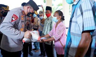 Kapolda-NTT-Beri-Bansos-Kepada-Masyarakat-Korban-Bencana-Alam-dan-Terdampak-Covid-19-di-Labuan-Bajo