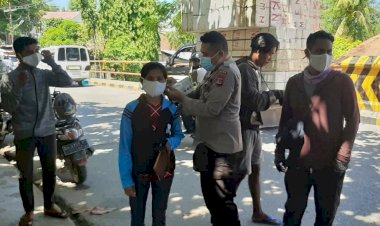 Imbau-Prokes-dan-Bagi-Masker-Gratis,-Personel-Subditbintibsos-Ditbinmas-Polda-NTT-Sasar-Warga-yang-Tidak-Memakai-Masker