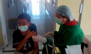 Beri-Pelayanan-Vaksinasi-Bagi-Masyarakat,-dr.Mariana-Latumenten-bersama-Tim-Vaksinator-RSB-Titus-Uly-Kupang-Imbau-Warga-Tetap-Terapkan-Prokes