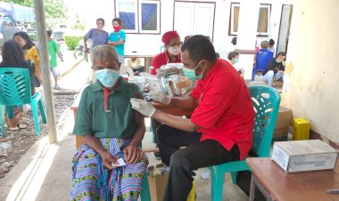 Biddokkes-Polda-NTT-Beri-Pelayanan-Vaksinasi-Bagi-Masyarakat-Kabupaten-TTU