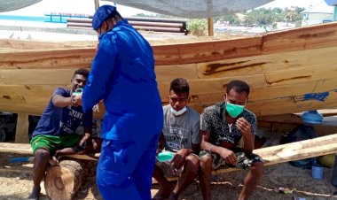 Sambangi-Warga-Nomosain,-Personel-Ditpolairud-Polda-NTT-Ingatkan-Gunakan-Masker-Dalam-Beraktivitas