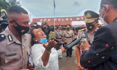 Tangis-Seorang-Ibu-Lantaran-Putranya-Resmi-dilantik-Menjadi-Anggota-Polri-oleh-Kapolda-NTT