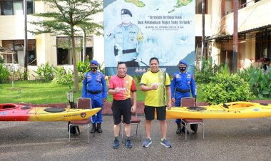 Dukung-Pelaksanaan-Tugas-Perairan,-Kapolda-NTT-Berikan-Dua-Perahu-Kano-ke-Ditpolairud-Polda-NTT