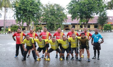 Bermain-Sepakbola-Bersama-Pejabat-Utama,-Kapolda-NTT-:-Jadikan-Olahraga-Sebagai-Spirit-Dalam-Bekerja