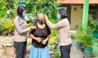 Personel-Ditbinmas-Polda-NTT-Kunjungi-Warga-Airnona-Minta-Taati-Prokes-Saat-beraktivitas