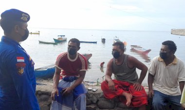 Pantau-Aktivitas-Masyarakat-Pesisir-Adonara,-Personel-Ditpolairud-Polda-NTT-Ingatkan-Prokes-dan-Jaga-Kamtibmas
