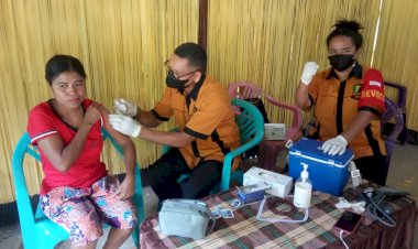 Door-To-Door,-Tim-Vaksinator-Biddokkes-Polda-NTT-Layani-Vaksin-di-Belu