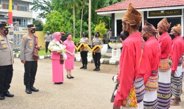 Sapaan-Adat-Natoni-Sambut-Kapolda-NTT-Irjen-Pol.-Drs.-Setyo-Budiyanto,-S.H.,-M.H.,-di-Mapolda-NTT