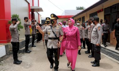 Penuh-Haru,-Irjen-Pol-Drs.-Lotharia-Latif,-S.H.,-M.Hum-bersama-Istri-Tercinta-Dilepas-oleh-Personel-Polda-NTT