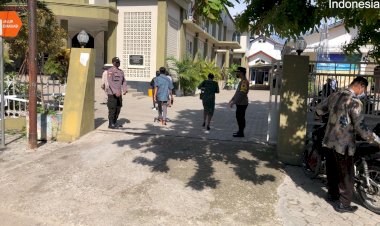 Berikan-Rasa-Aman,-Personel-Polda-NTT-Jaga-Ketat-Ibadah-Tutup-Tahun-di-Gereja