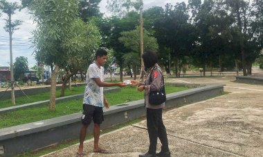 Cegah-Varian-Baru-Omicron,-Personel-Polwan-Ditbinmas-Polda-NTT-Bagi-Masker-dan-Imbau-Prokes-Kepada-Warga-Kota-Kupang