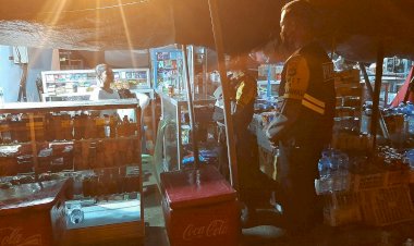 Jaga-Kamtibmas-tetap-Kondusif,-Personel-Turjawali-Ditsamapta-Polda-NTT-Patroli-Sambangi-Para-Pedagang-Kaki-Lima