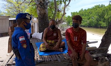 Pantau-Giat-Masyarakat-Pesisir-Alor,-Personel-Ditpolairud-Polda-NTT-Imbau-Warga-Terapkan-Prokes-Dalam-Beraktivitas