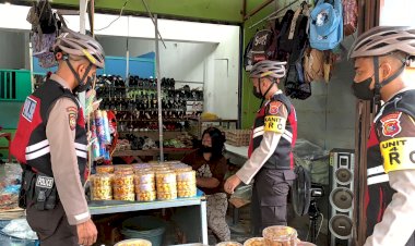 Antisipasi-Varian-Omicron,-Personel-UPRC-Ditsamapta-Polda-NTT-Berikan-Imbauan-Prokes-kepada-Pedagang