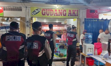 Ingatkan-Protokol-Kesehatan-Covid-19,-Personel-Turjawali-Ditsamapta-Polda-NTT-Sambangi-Para-Pedagang-Makanan-Pinggir-Jalan