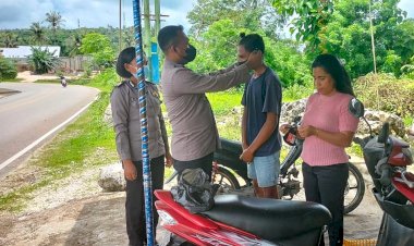 Tekan-Penyebaran-Covid-19,-Personel-Subditbinpolmas-Ditbinmas-Polda-NTT-Bagi-Bagi-Masker-Kepada-Warga-Bakunase-Kota-Kupang
