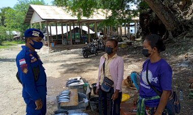 Sambangi-Pedagang-Ikan-di-Wilayah-Pesisir-Alor,-Personel-Dirpolairud-Polda-NTT-Ingatkan-Prokes