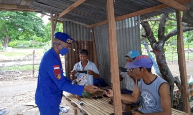 Tegakan-Prokes-di-Daerah-Pesisir-Sikka,-Personel-Ditpolairud-Polda-NTT-Bagikan-Masker-Gratis-Kepada-Warga