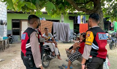 Patroli-Dialogis-di-Pemukiman-Warga,-Personel-Turjawali-Ditsamapta-Polda-NTT-Ingin-Pastikan-Situasi-Aman-dan-Penerapan-Prokes-Tetap-Berjalan