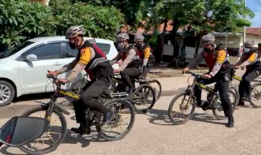 Dengan-Bersepeda,-Personel-Unit-Turjawali-Ditsamapta-Polda-NTT-Sambangi-Warga-Masyarakat