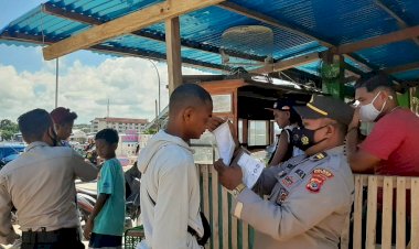 Sambangi-Pemukiman-Warga,-Personel-Ditbinmas-Beri-Penyuluhan-Prokes-dan-Bagi-Masker-Gratis