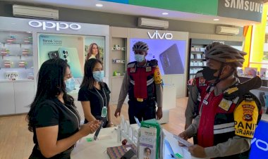 Kunjungi-Pertokoan-di-Jalan-Jenderal-Sudirman,-Personel-Turjawali-Ditsamapta-Polda-NTT-Beri-Imbauan-Kamtibmas-dan-Prokes