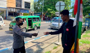 Personel-Ditbinmas-Polda-NTT-Bagikan-Masker-Gratis-Kepada-Warga-yang-Tidak-Terapkan-Prokes