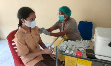 Tim-Vaksinator-RS-Bhayangkara-Kupang-Berikan-Pelayanan-Vaksinasi-kepada-Anak-Anak