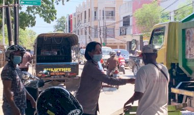 Cegah-Penyebaran-Varian-Omicron,-Ditbinmas-Polda-NTT-Bagi-Bagi-Masker-kepada-Masyarakat-Kota-Kupang