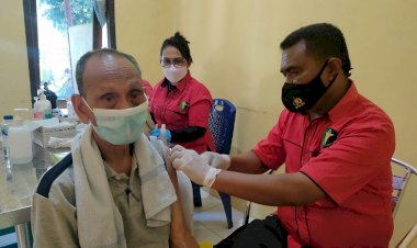 Gelar-Vaksinasi-di-Klinik-Turangga,-Tim-Vaksinator-Biddokkes-Polda-NTT-Layani-Vaksin-Tahap-Pertama-dan-Kedua
