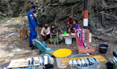 Kunjungi-Pedagang-Ikan-di-Wilayah-Pesisir-Alor,-Personel-Ditpolairud-Polda-NTT--Ingatkan-Warga-Pentingnya-Disiplin-Prokes
