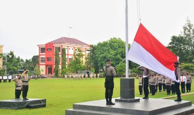 Gelar-Upacara-Bendera-Bulanan,-Kapolda-NTT--:-Ini-Merupakan-Salah-Satu-Upaya-Meningkatkan-Disiplin,-Patriotisme,-Jiwa-Korsa,-Loyalitas-dan-Kebersamaan