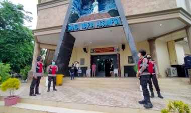 Amankan-pelaksanaan-Ibadah-di-Gereja,-Srikandi-Ditsamapta-Polda-NTT-Beri-Imbauan-Prokes