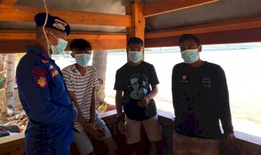 Pantau-Aktivitas-Masyarakat-Pesisir-Mabar,-Personel-Ditpolairud-Polda-NTT-Ingatkan-Prokes-dan-Jaga-Kamtibmas