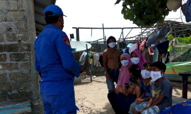 Beri-Edukasi-Warga-Pesisir-Rote-Ndao,-Personel-Ditpolairud-Polda-NTT-Ingatkan-Gunakan-Masker-Saat-Beraktivitas