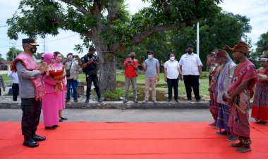 Sapaan-Hase-Hawaka-Sambut-Kedatangan--Kapolda-NTT-dan-Ketua-Bhayangkari-Daerah-NTT-di-Mapolres-Malaka