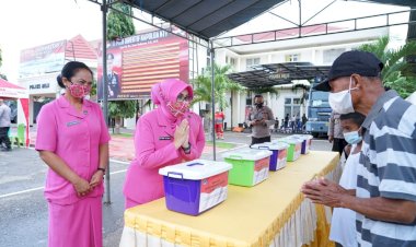 Peduli-Kepada-Penyandang-Disabilitas,Ketua-Bhayangkari-Daerah-NTT-Berikan-Bansos