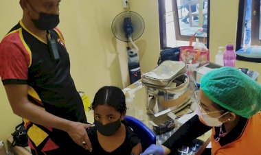 Bentuk-Kekebalan-Komunal,-Biddokkes-Polda-NTT-Gencar-Lakukan-Vaksinasi