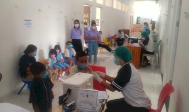 Antusias-Ratusan-Anak-Sekolah-Ikut-Vaksinasi-Covid-19-oleh-RSB-Titus-Uly-Kupang
