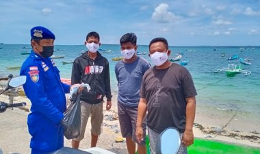 Ingatkan-Bahaya-Penyebaran-Virus,-Ditpolairud-Polda-NTT-Edukasi-Warga-Kota-Kupang-Lewat-Pembagian-Masker