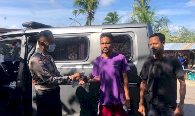 Sadarkan-Masyarakat-Taat-Prokes,-Tiga-Orang-Personel-Ditbinmas-Polda-NTT-Bagi-Bagi-Masker