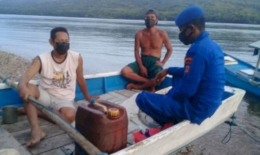 Patroli-Kamtibmas-di-Perairan-Adonara,-Personel-Ditpolairud-Polda-NTT-Beri-Pesan-Keselamatan-Pelayaran-Kepada-Warga