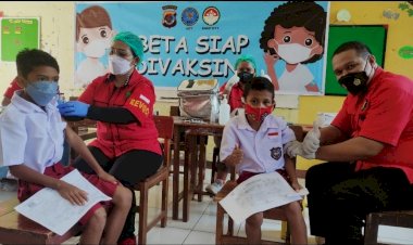 Sinergi-dengan-BNN-Provinsi-NTT,-Biddokkes-Polda-NTT-Gelar-Vaksinasi-di-SD-Inpres-2-Perumnas