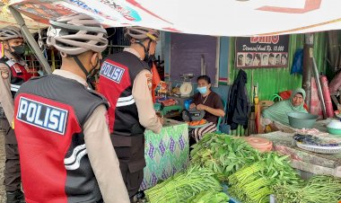 Personel-UPRC-Ditsamapta-Polda-NTT-Patroli-Kamtibmas-Hingga-Imbauan-Prokes-di-Pasar-Kasih-Kota-Kupang