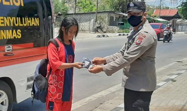 Bagi-Masker-Sekaligus-Edukasi-Masyarakat-untuk-Senantiasa-Disiplin-Prokes,-Ditbinmas-Polda-NTT-Tingkatkan-Patroli-Sambang