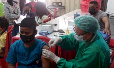 Ratusan-Masyarakat-Antusias-Ikut-Percepatan-Vaksinasi-di-Mako-Brimobda-NTT