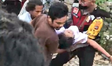 Aksi-Heroik,-Anggota-Ditsamapta-Polda-NTT-dan-Masyarakat-Berhasil-Selamatkan-Siswi--SMP-yang-Terjatuh-di-Bawah-Jembatan-Liliba